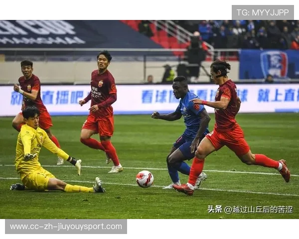 上海申花拉唐边路突破成功吸引犯规，展现精湛技艺与战术智慧